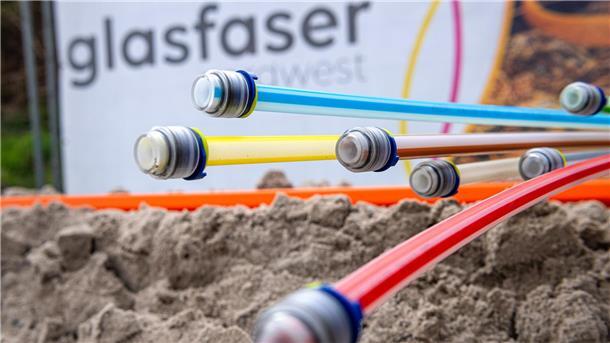 Glasfaserkabel liegen auf einer Baustelle. Das Infrastrukturprojekt soll im Kernort Selsingen 800 Haushalte und Unternehmensstandorte mit schnellem Internet versorgen.
