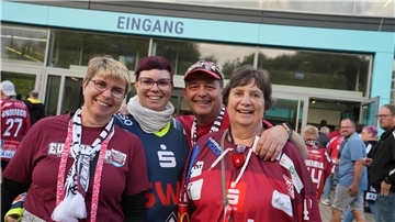 Zwei Fans der Fischtown Pinguins stehen vor der Eisarena Bremerhaven.