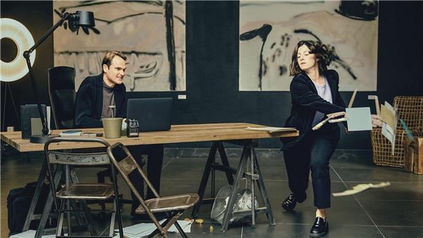 „Jugend - es ist kompliziert“ auf ZDFneo Gleich in der ersten Folge befreit sich Cathrin (Sarah Gailer) aus der Abhängigkeit von ihrem ungeliebten Chef Florian (Fabian Hinrichs).