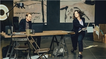 Gleich in der ersten Folge befreit sich Cathrin (Sarah Gailer) aus der Abhängigkeit von ihrem ungeliebten Chef Florian (Fabian Hinrichs).