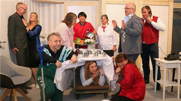 Männer und Frauen auf der Bühne