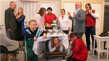 Männer und Frauen auf der Bühne