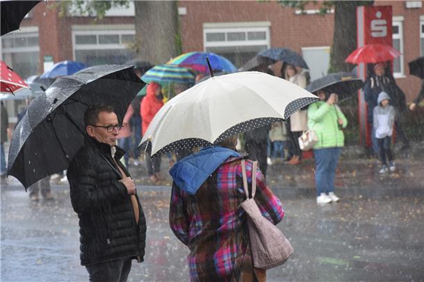 Gleich zu Beginn des Ernteumzugs ging der erste Regenschauer nieder. Wer keinen ...