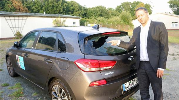 Gleich zweimal wurde die Autoscheibe eingeschlagen, während Landtagskandidat Dr. Denis Ugurcu in Uthlede auf Wahlkampftour war.