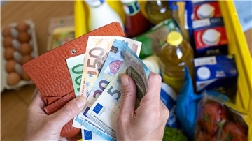 Gleiche Preise für weniger Inhalt. Hersteller verschleiern verringerten Packungsinhalt bei gleichbleibender Verpackungsgröße. 