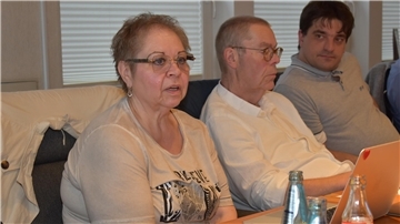Eine Frau spricht und zwei Männer hören ihr zu. Gleichstellungsbeauftragte Ilona Fritz erläuterte jetzt im Gemeinderat ihren Jahresbericht. Rechts neben ihr: Ehemann Wolfgang Fritz (beide bilden die Unabhängigen-Fraktion im Gemeinderat) und SPD-Fraktionsvorsitzender Jörn Haats.