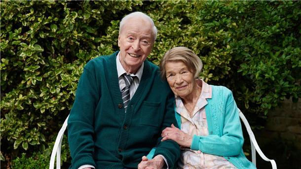 Michael Caines emotionaler Abschied Glenda Jackson (r) als Rene und Michael Caine (l) als Bernard in einer Szene des Films „In voller Blüte“.