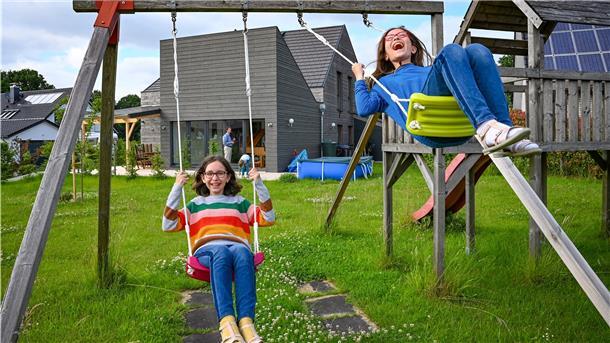 Gloria (links) und Silke, die beiden ältesten Töchter der Familie Semmler Marin, lesen und lernen viel. Aber manchmal spielen sie auch einfach nur ausgelassen im Garten.