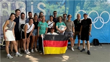 Glück pur! Nach dem Olympiasieg feiert Lasse Lührs mit seiner Familie und Freunden den großartigen Erfolg in Paris. Abends geht es dann zur großen Party in das "Deutsche Haus".