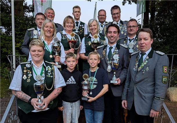 Glückliche Gesichter bei den Pokalsiegern des diesjährigen Oste-Mehe-Ring-Schießens. 