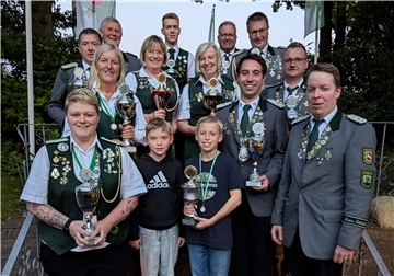 Glückliche Gesichter bei den Pokalsiegern des diesjährigen Oste-Mehe-Ring-Schießens. 
