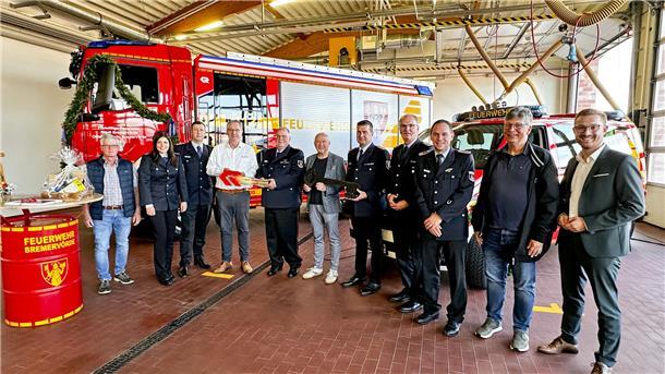 Glückliche Gesichter bei der Schlüsselübergabe mit den Mitgliedern des Ausschusses Öffentliche Sicherheit und Ordnung.
