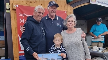 Glückliche Gewinner (von links): Rüdiger Pallentin übergibt den Hauptpreis an Heino Brockhage, Enkel Nisse (5) und Karin Brockhage.