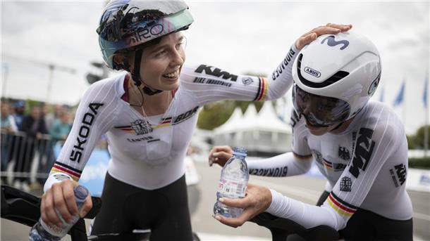 „Ein Augenzwinkern“: Mixed-Team fehlen 0,85 Sekunden zu Gold Glückliche WM-Zweite: Antonia Niedermaier und Liane Lippert.