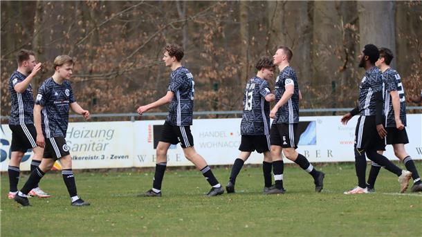 Zeven und Hesedorf/Nartum spielen leistungsgerecht 1:1 Glückwünsche der Mitspieler für Finn Brunkhorst (ganz links) der gerade den Ausgleichstreffer für den TuS Zeven erzielt hat.