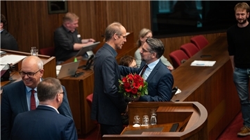 Glückwünsche für den neuen SPD-Bildungssenator Mark Rackles (Mitte links) nach seiner Wahl in der Bürgerschaft.