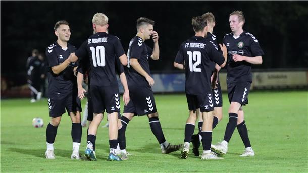 Glückwünsche für Felix Kypta (Nummer 10) nach dem Siegtreffer zum 2:1 für Nordheide.