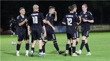 Glückwünsche für Felix Kypta (Nummer 10) nach dem Siegtreffer zum 2:1 für Nordheide.