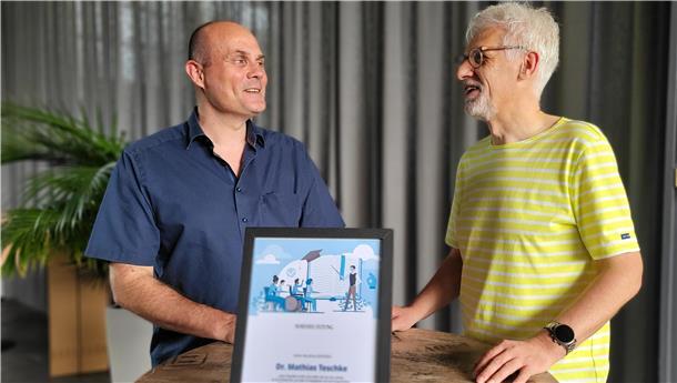 Mehr als 8400 Mal abgestimmt: Der Lehrer des Jahres kommt aus Bremerhaven NZ-Redaktionsleiter Christian Döscher (rechts) und Lehrer Dr. Mathias Teschke