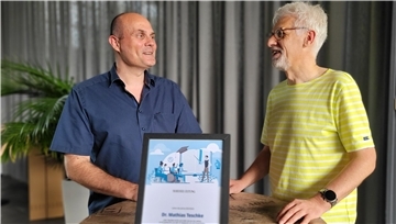 NZ-Redaktionsleiter Christian Döscher (rechts) und Lehrer Dr. Mathias Teschke