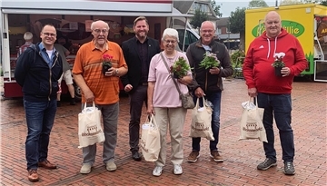 Gnarrenburgs Gemeindebürgermeister Marc Breitenfeld (Dritter von links) mit den Gewinnern des Wochenmarkt-Schätzspiels.