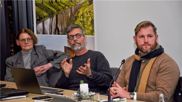 Vision vom RVZ: Gnarrenburg hofft auf Verbesserung bei ärztlicher Versorgung Gnarrenburgs Gemeindebürgermeister Marc Breitenfeld (von rechts) hatte in der jüngsten Sitzung des Sozialausschusses jede Menge Expertise für innovative Lösungen im Gesundheitssektor an seiner Seite: Dr. Jan Gerlach aus Scheeßel und Gabriele Dostal von einer Beratungsgesellschaft, die sich auf die Beseitigung von Engpässen bei der ärztlichen Versorgung spezialisiert hat.