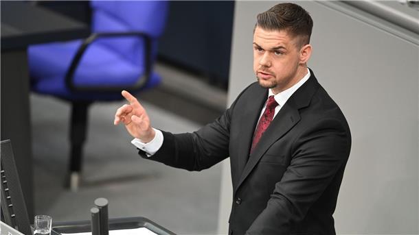 Zwei AfD-Abgeordnete verlieren Immunität - Durchsuchungen Gnauck vertritt die AfD im parlamentarischen Verteidigungsausschuss.