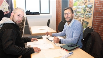 Gogga David (links) stellt sich mit seinen Bewerbungsunterlagen in Tasche bei Holm Wüstenberg (rechts) vom gleichnamigen Landschaftsbau-Unternehmen aus Beverstedt vor. Foto: Kistner