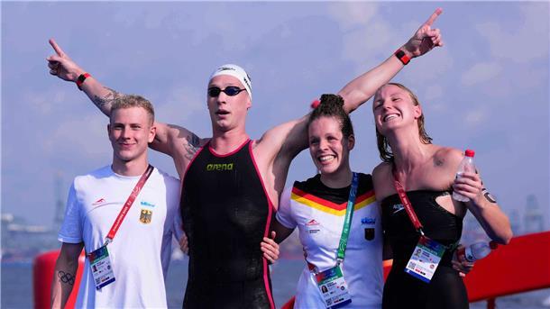 Wellbrock zwischen Meer und Becken: „Einen Cut machen“ Gold mit der Staffel war für Florian Wellbrock (2.v.l) der krönende Abschluss der Freiwasserrennen in Singapur.