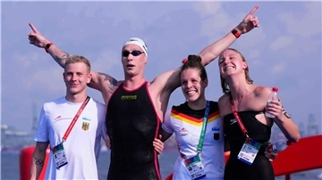 Gold mit der Staffel war für Florian Wellbrock (2.v.l) der krönende Abschluss der Freiwasserrennen in Singapur.