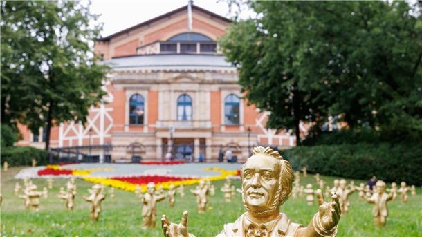 Neuer Bayreuther „Parsifal“ - Jubel für Einspringer Goldfarbene Wagner-Figuren des Konzeptkünstler Ottmar Hörl stehen im Rahmen der Kunstinstallation „You’re welcome“ vor dem Festspielhaus.