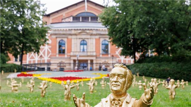Neuer Anlauf für Bayreuther „Ring“ - Jubel für „Rheingold“ Goldfarbene Wagner-Figuren des Konzeptkünstler Ottmar Hörl stehen im Rahmen der Kunstinstallation „You’re welcome“ vor dem Festspielhaus.