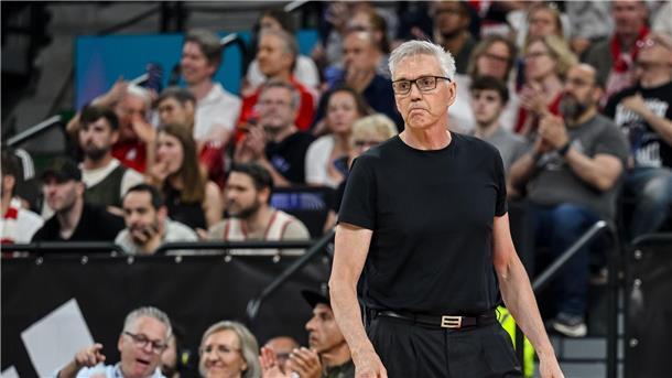 Zweiter Sieg: Bayern-Basketballer bezwingen Mailand Gordon Herbert blickt auf seine Mannschaft.
