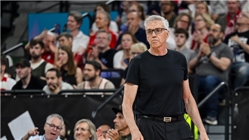 Gordon Herbert blickt auf seine Mannschaft.