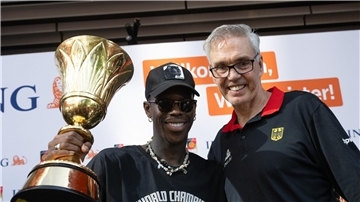 Gordon Herbert (r) hat Dennis Schröder als Fahnenträger für die Olympia-Eröffnungsfeier vorgeschlagen.