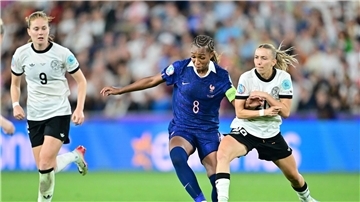 Grace Geyoro (M) wechselt nach England. (Archivbild)