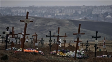 Gräber von gefallenen Soldaten auf einem Friedhof.