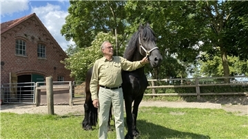 Gralf Meentzen führt den Hof Sarve in Nordenham in fünfter Generation. Seit 1990 betreibt er dort auch Friesenzucht, und das mit viel Herzblut.
