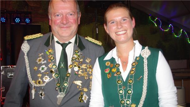 Grandmonarch Bernd Schröder und Grandmonarchin Sandra Brinkmann freuen sich wie Bolle, dass sie diese Ämter gewonnen haben.