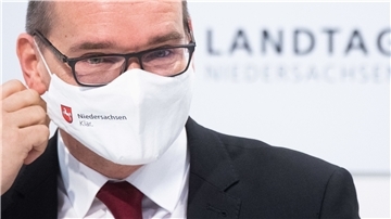 Grant Hendrik Tonne (SPD), Kultusminister in Niedersachsen, hat am Tag nach der Verschärfung des Lockdowns einiges zu erklären, wie es an den Schulen in Niedersachsen weitergeht.