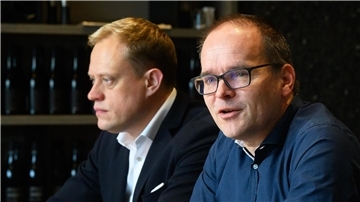 Grant Hendrik Tonne (SPD, r), Fraktionsvorsitzender, und Wiard Siebels (SPD), Parlamentarischer Geschäftsführer wollen unter anderem stärker gegen Hass und Desinformation im Netz vorgehen.  