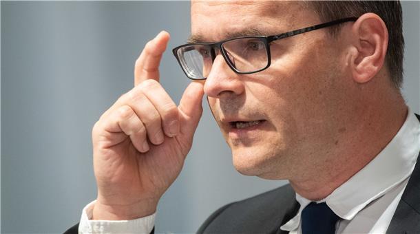 Grant Hendrik Tonne (SPD) will als Kultusminister Niedersachsens eine Maskenpflicht für Lehrer im Unterricht vermeiden.
