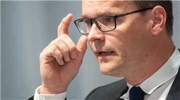 Grant Hendrik Tonne (SPD) will als Kultusminister Niedersachsens eine Maskenpflicht für Lehrer im Unterricht vermeiden.