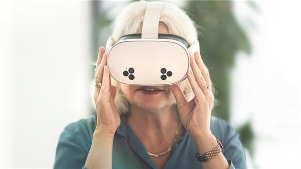Eine Frau hat eine VR-Brille auf dem Kopf.