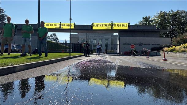 Greenpeace protestierte in Genf gegen den Einfluss der Öllobby auf die Verhandlungen. (Archiv)