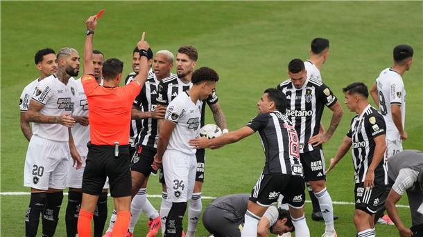 Gregore erhielt nach nicht einmal einer Minute Spielzeit wegen groben Foulspiels die Rote Karte.