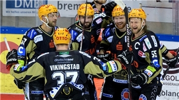 Grenzzenloser Jubel bei den Pinguins nach dem Siegtreffer zum Ausgleich in der Playoff-Viertelfinalserie gegen die Grizzlys Wolfsburg. 
