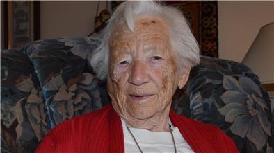 Grete Reimann aus Nordenham: 100 Jahre alt und kein bisschen müde Eine alte Frau guckt in die Kamera. Es handelt sich um die Nordenhamerin Grete Reimann, die am Montag 100 Jahre alt wird.