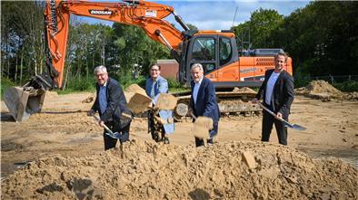 Griffen für den Hospiz-Neubau zum Spaten (von links): Oberbürgermeister Melf Grantz, Sigrun Deneke (Mission Lebenshaus), Rolf Specht und Architekt Moritz Greiling.
