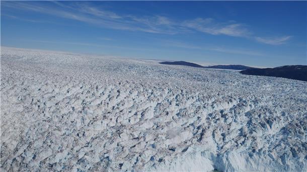 Risse im grönländischen Eisschild wachsen immer schneller Grönland hat der Studie zufolge seit 1992 bereits zu einem Anstieg des Meeresspiegels um etwa 14 Millimeter beigetragen.